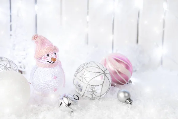 Weihnachten Hintergrund Mit Schneemann Und Weihnachtskugeln Sind Auf Weißem Schnee — Stockfoto
