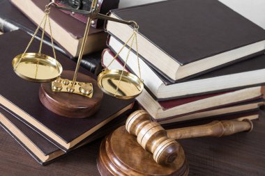 Hukukun sembolleri: ahşap tokmak, soundblock, ölçekler ve yığın hacimsel eski kitap