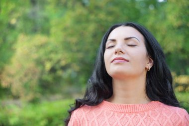 Portret gözlü güzel uzun saçlı esmer kapalı, bir sıcak pembe kazak