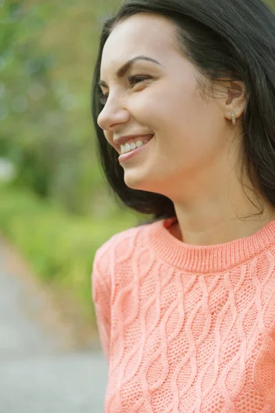 Portret Van Mooie Langharige Brunette Een Warme Roze Trui Tegen — Stockfoto