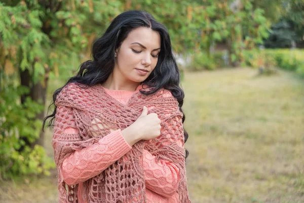 Retrato Linda Menina Morena Cabelos Compridos Olhando Para Baixo Frio — Fotografia de Stock