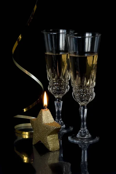 Composição Festiva Dois Copos Cristal Com Champanhe Serpentina Dourada Uma — Fotografia de Stock