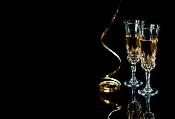 Deux Verres Champagne Serpentine Dorée Sur Fond Noir Avec Espace — Photo