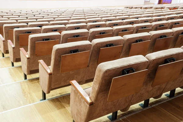 宽敞的会议厅配有一排排柔软的米色天鹅绒扶手椅 — 图库照片