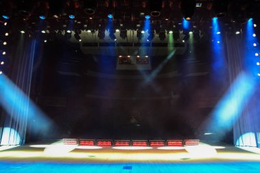 Işıklı boş konser Sahne Alanı'ndan karanlık Aula göster