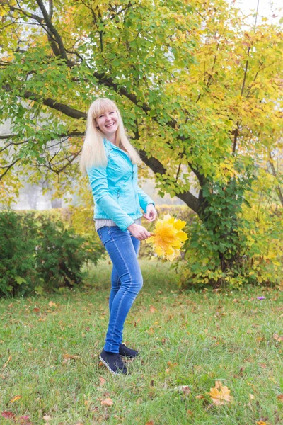 Young Blond Girl Blue Jacket Bouquet Yellow Leaves Autumn Nature — Stock Photo, Image