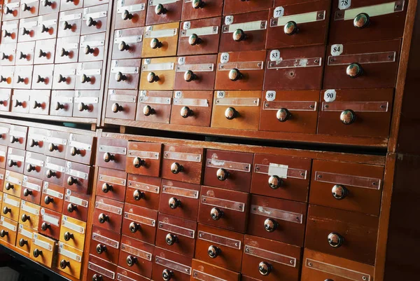 有许多木制索引抽屉的旧目录 复古档案目录盒 数据库 图书馆概念 — 图库照片