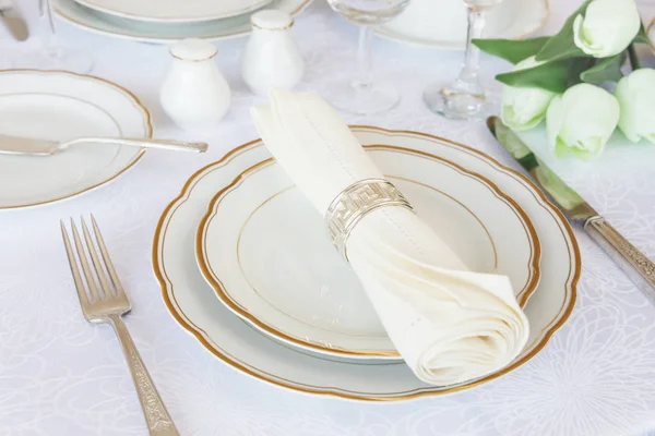 经典的节日晚宴上有豪华的瓷器 银器和白色桌布上的郁金香花 — 图库照片