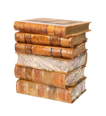 Büyük beyaz arka plan üzerinde izole bir deri ciltli olarak antika kitap yığını