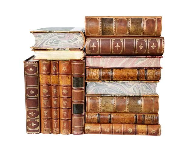 Büyük beyaz arka plan üzerinde izole bir deri ciltli olarak antika kitap yığını
