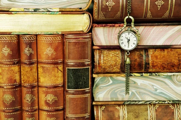 Reloj Bolsillo Vintage Fondo Libros Antiguos — Foto de Stock