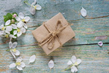 Hediye kutusu ve beyaz bahar çiçekleri güzel antika arka plan eski mavi kurulları vardır