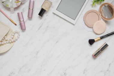 Kadının çalışma alanı kozmetik ve smartphone ile 