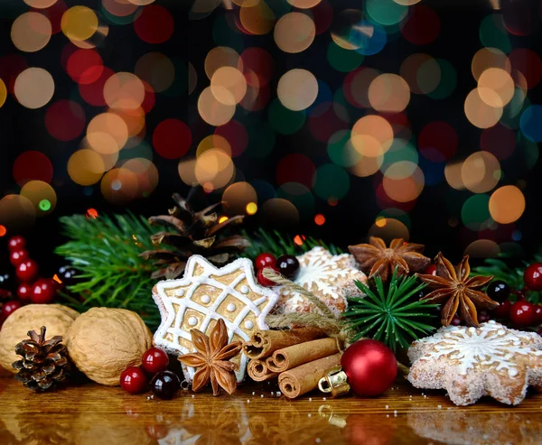 Vánoční dekorace s cukrovinkami a kořením — Stock fotografie