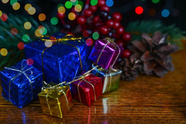 Kerstversiering met veelkleurige geschenkdozen — Stockfoto
