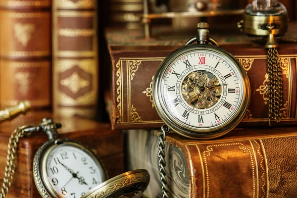 Kapesní hodinky a staré knihy — Stock fotografie