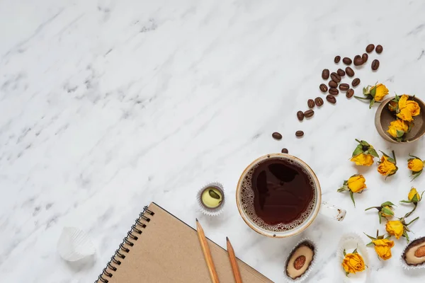 Xícara de café preto e um caderno — Fotografia de Stock