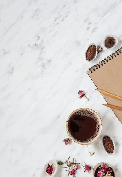 Filiżankę czarnej kawy i notebook — Zdjęcie stockowe