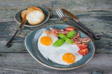 Kızarmış yumurta, pastırma, domates, kızarmış ekmek ve tereyağı