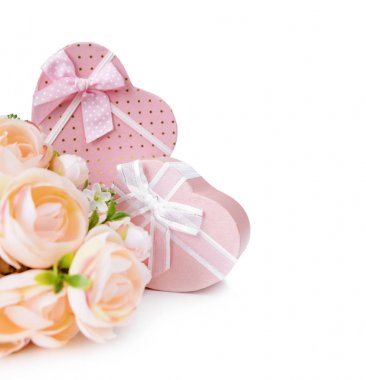 Çiçek ve hediye kutuları şenlikli kompozisyonu