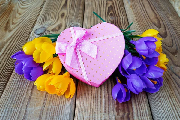 Bouquet of crocuses and gift box — Stock Photo, Image