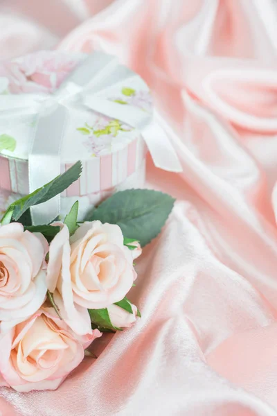 Праздничная композиция с розами и подарочной коробкой — стоковое фото