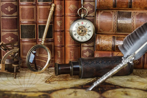 Relógio de bolso, caneta de prata e livros antigos — Fotografia de Stock