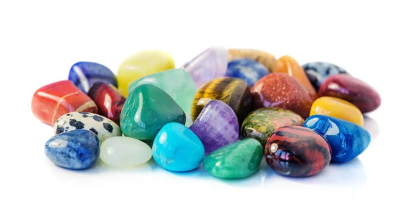 Várias pedras preciosas no fundo branco — Fotografia de Stock