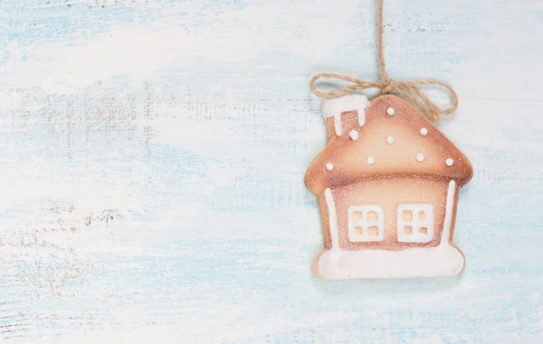 Noel arkaplanı ev şeklinde zencefilli ekmek — Stok fotoğraf