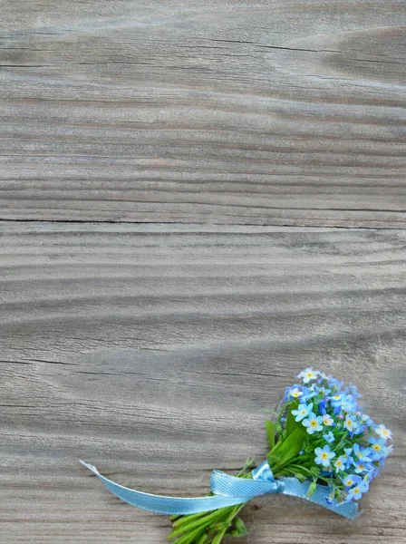Маленький Букет Голубых Цветов Перевязанных Голубой Лентой Сером Фоне Старой — стоковое фото