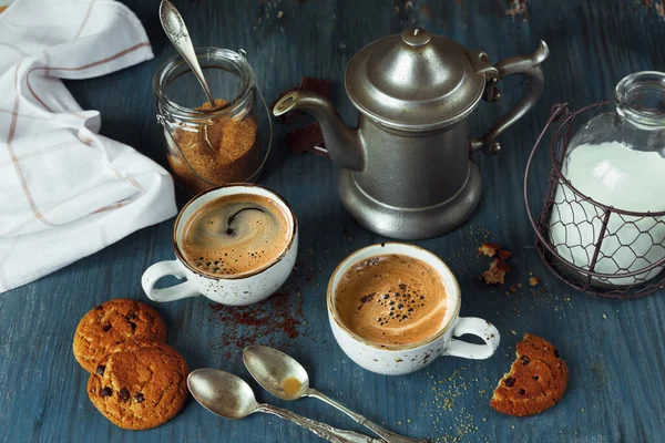 Śniadanie Rodzinne Dwie Filiżanki Kawy Mlecznym Espresso Domowe Ciasteczka Owsiane — Zdjęcie stockowe