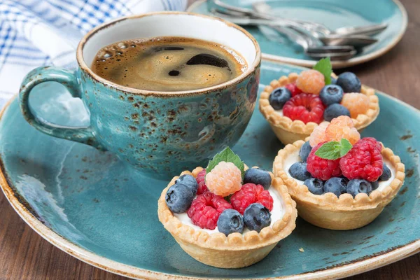 Café Preto Uma Xícara Vintage Azul Tartes Frutas Com Framboesas — Fotografia de Stock