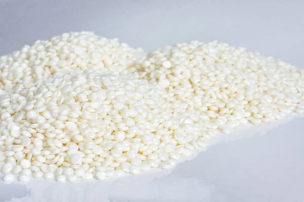 Montones Gránulos Polímero Blanco Fino Están Sobre Fondo Claro —  Fotos de Stock