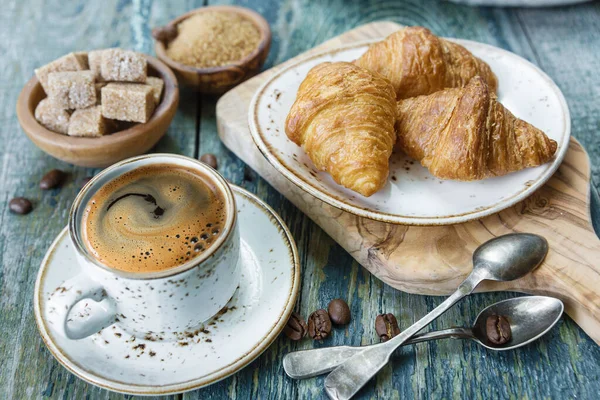 Lehká Snídaně Skládající Šálku Černé Kávy Croissanty Starém Dřevěném Stole — Stock fotografie