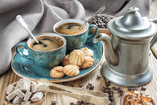 Duas Xícaras Azuis Café Preto Biscoitos Cafeteira Cercada Por Pano — Fotografia de Stock