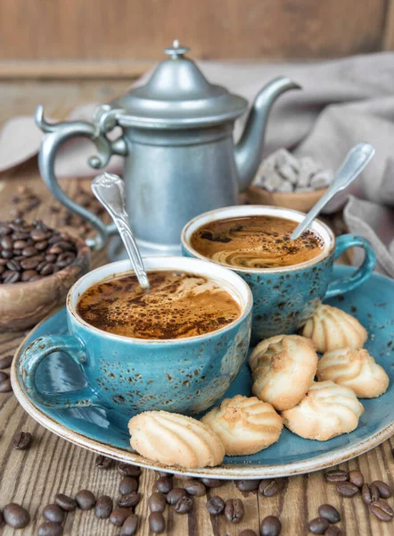 Zwei Blaue Tassen Schwarzer Kaffee Kekse Und Kaffeekanne Umgeben Von — Stockfoto