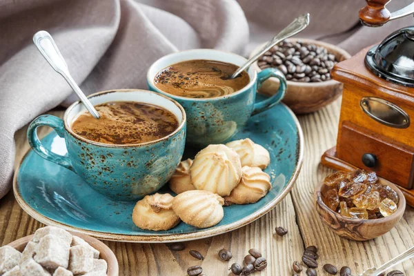 Zwei Blaue Tassen Schwarzen Kaffees Keksen Und Zuckerstücken Umgeben Von — Stockfoto