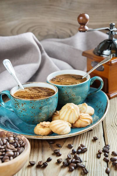Zwei Blaue Tassen Schwarzer Kaffee Kekse Und Kaffeemühle Umgeben Von — Stockfoto
