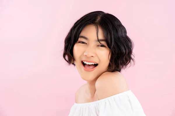 Sorrindo Jovem Bonito Mulher Asiática Com Penteado Curto Coreano Fundo — Fotografia de Stock