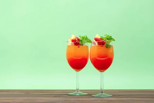 Erfrischende Bunte Sonnenaufgangsfrucht Cocktailgetränke Auf Holztisch Vor Pastellgrünem Hintergrund — Stockfoto
