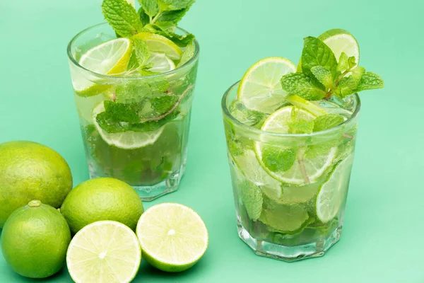 Refrescantes Bebidas Cóctel Mojito Los Vasos Con Limas Frescas Rodajas —  Fotos de Stock