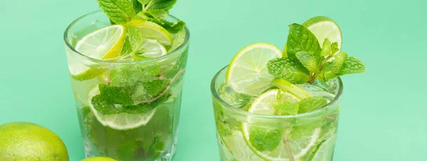 Refrescantes Bebidas Cóctel Mojito Los Vasos Con Limas Frescas Rodajas —  Fotos de Stock