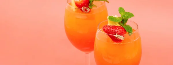 Färgglada Uppfriskande Jordgubbe Apelsin Soluppgång Cocktail Drycker Glasögonen Korall Rosa — Stockfoto