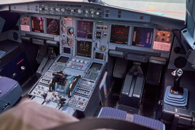 Modern yolcu uçağı Airbus A319 'un pilot kabininin iç görüntüsü. Gösterge panelinde bir sürü düğme, navigasyon cihazı var. Havacılık ve ulaşım.