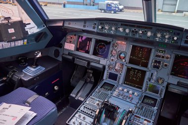 Modern yolcu uçağı Airbus A319 'un pilot kabininin iç görüntüsü. Gösterge panelinde bir sürü düğme, navigasyon cihazı var. Havacılık ve ulaşım.