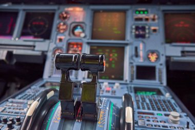 Modern yolcu uçağı Airbus A319 'un pilot kabininin iç görüntüsü. Gösterge panelinde bir sürü düğme, navigasyon cihazı var. Havacılık ve ulaşım.