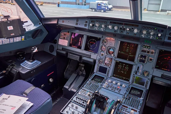 Wnętrze Kabiny Pilota Nowoczesnym Samolocie Pasażerskim Airbus A319 Wiele Przycisków — Zdjęcie stockowe