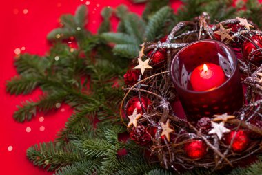 Yeni yıl, Noel, ağaç, hediyeler, altın arka plan, tatil, Noel arka plan, Noel arka plan, yeni yıl kartı, yılbaşı kartı, mumlar, Noel oyuncaklar, kırmızı mum