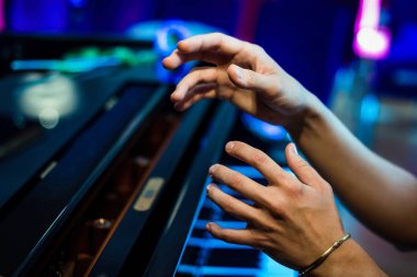 piyanist üzerinde siyah piyano çalıyor. siyah ve beyaz tuşlar arka plan üzerinde bir piyanist elleri. konser