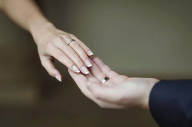 Düğün. Evlilik. Gelin ve damat Nikah yüzükleri ile elleri. El ele. Dokunuşlar seviyorum. Alyans.